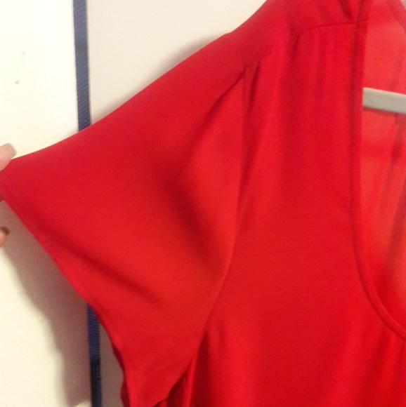 Beautiful top - Picture 2 of 3